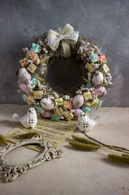 Tahta arka planda Paskalya çelengi