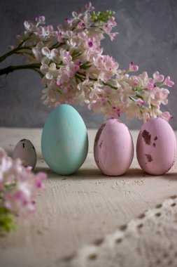 Paskalya yumurtaları ve zarif pembe dekorlar.