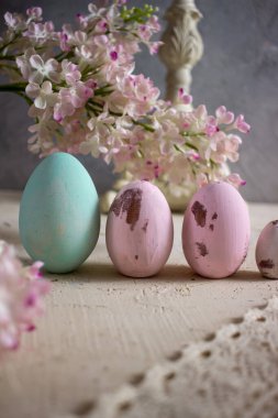Paskalya yumurtaları ve zarif pembe dekorlar.