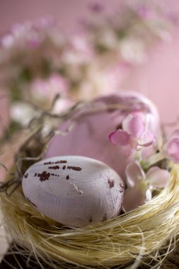 Paskalya yumurtaları ve zarif pembe dekorlar.