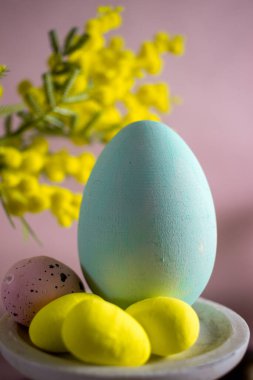 Paskalya yumurtaları ve zarif pembe dekorlar.