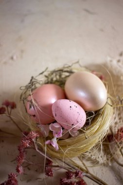 Paskalya yumurtaları ve zarif pembe dekorlar.