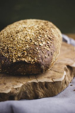 Ahşap arka planda farklı ekmek