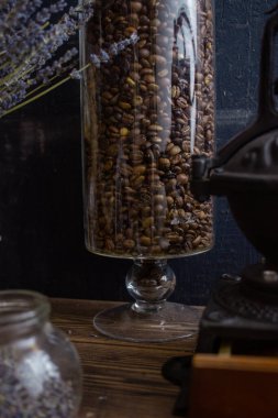 Koyu arkaplanda kahve çekirdekleri