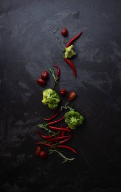 Siyah arka planda çeşitli sebzeler.