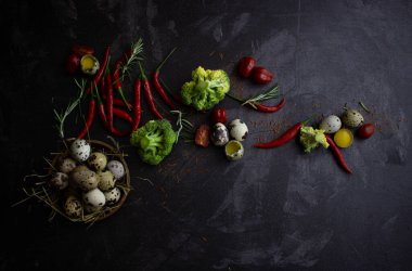Siyah arka planda çeşitli sebzeler.
