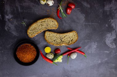 Siyah arka planda çeşitli sebzeler.