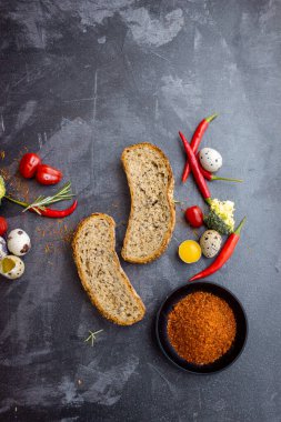 Siyah arka planda çeşitli sebzeler.