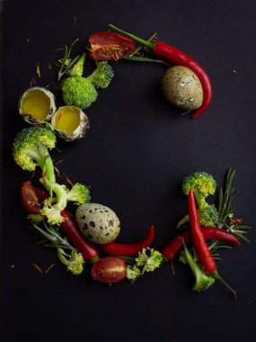 Siyah arkaplanda sebze harfi