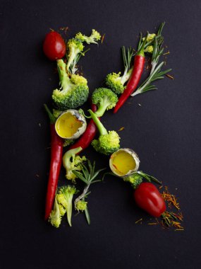 Siyah arkaplanda sebze harfi