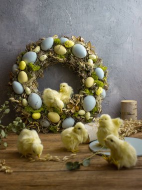 Ahşap arka planda sarı tavuklar