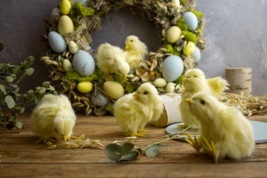 Ahşap arka planda sarı tavuklar