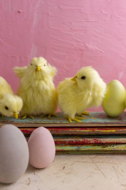 Ahşap arka planda Paskalya piliçleri