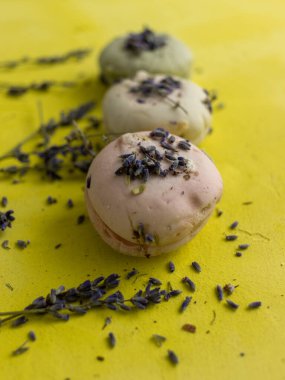 Sarı arka planda şekerler ve şekerler