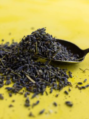 Sarı arka planda lavantalı kaşık