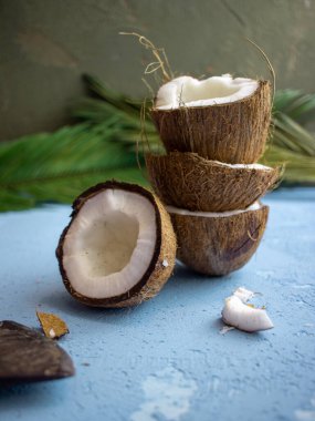 Mavi arka planda hindistan cevizi yarıları