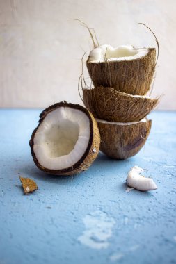 Mavi arka planda hindistan cevizi yarıları