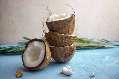 Mavi arka planda hindistan cevizi yarıları