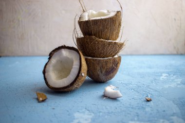 Mavi arka planda hindistan cevizi yarıları