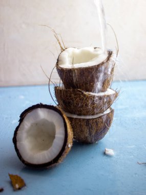 Mavi arka planda hindistan cevizi yarıları