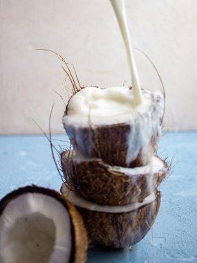 Mavi arka planda hindistan cevizi yarıları