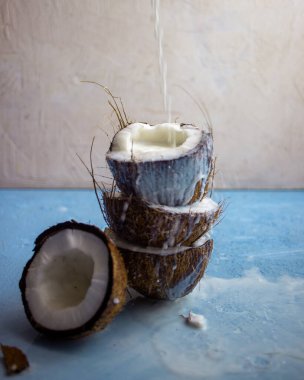 Mavi arka planda hindistan cevizi yarıları