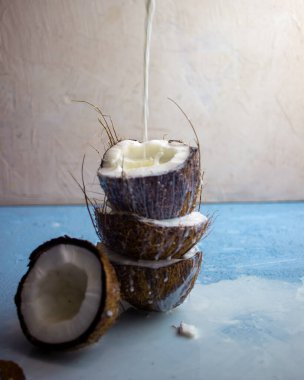 Mavi arka planda hindistan cevizi yarıları