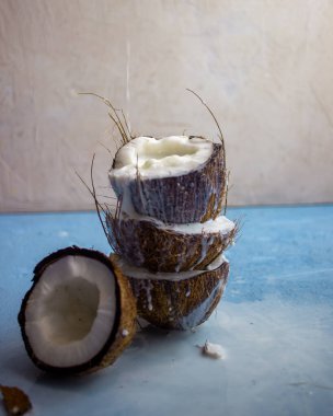 Mavi arka planda hindistan cevizi yarıları