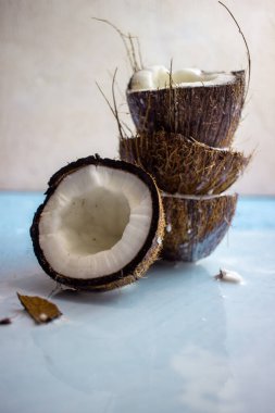 Mavi arka planda hindistan cevizi yarıları