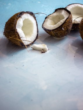 Mavi arka planda hindistan cevizi yarıları