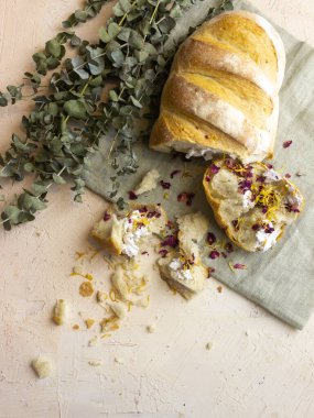 Tahta bir arka planda ekmek ve çiçek parçaları