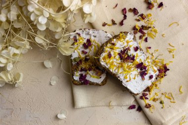 bej arkaplanda beyaz ekmek ve çiçekler