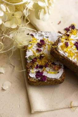 bej arkaplanda beyaz ekmek ve çiçekler