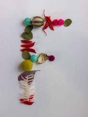 Beyaz arkaplanda çiçek ve yapraklardan oluşan harfler