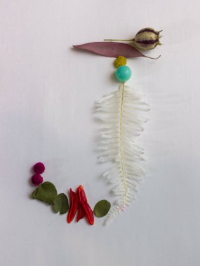 Beyaz arkaplanda çiçek ve yapraklardan oluşan harfler