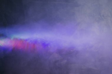 Karanlık bir arkaplanda duman bulunan soyut arkaplan