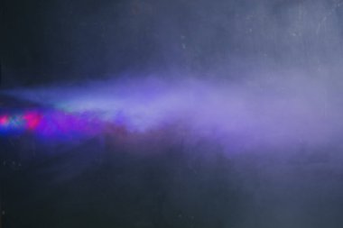 Karanlık bir arkaplanda duman bulunan soyut arkaplan