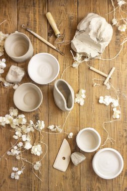 Ahşap zemin üzerinde seramik kaplar oluşturma süreci