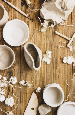 Ahşap zemin üzerinde seramik kaplar oluşturma süreci