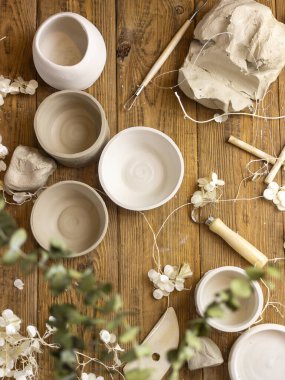 Ahşap zemin üzerinde seramik kaplar oluşturma süreci