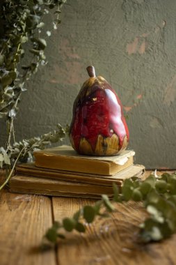 Yeşil zemin üzerinde seramik kırmızı armut