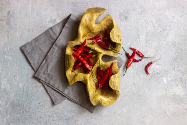 Tahta bir kasede sıcak kırmızı biber