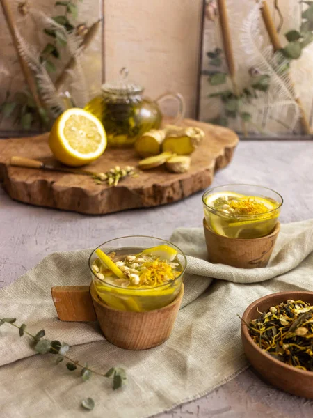 Зеленый Чай Лимоном Имбирем Деревянном Фоне — стоковое фото