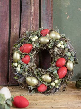 Söğüt ağacı ve kırmızı yumurtalı Paskalya çelengi