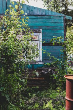 Yazın kırsalda eski bir ev.