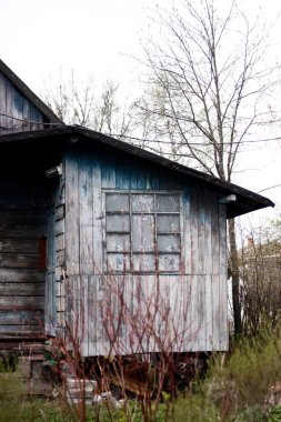 Yazın kırsalda eski bir ev.
