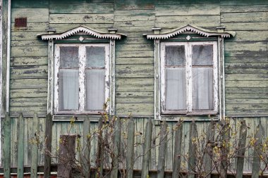 Yazın kırsalda eski bir ev.