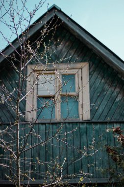 Yazın kırsalda eski bir ev.