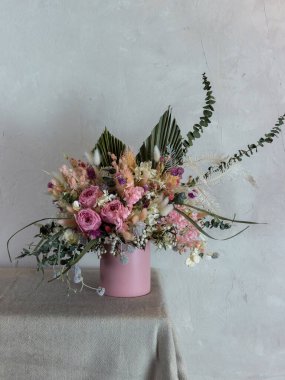 Kurumuş çiçeklerle iç kompozisyon