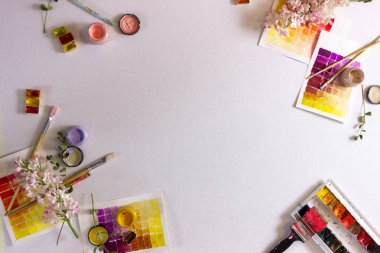 Beyaz arka planda boyalı farklı fırçalar